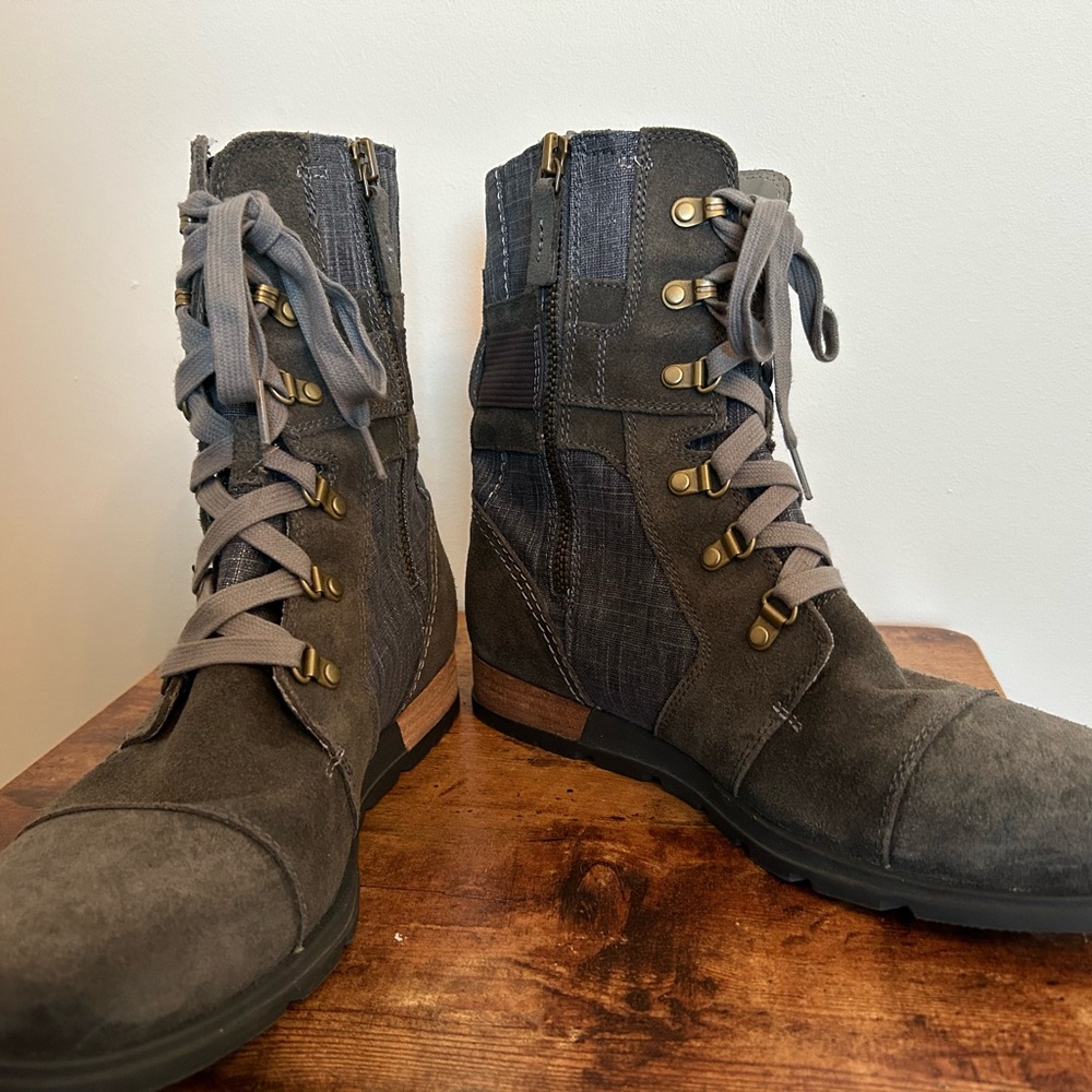 Sorel Gray Lace-Up Boots with Suede Texture